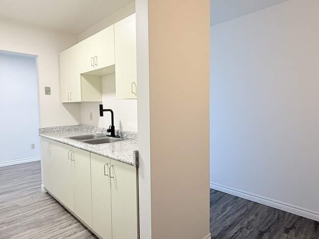 Building Photo - 2940 Elsmere Ave