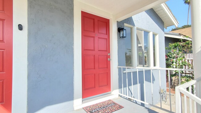 Frente de la casa / Puerta de entrada al lado de la puerta de entrada de la otra unidad - 3305 W 27th St