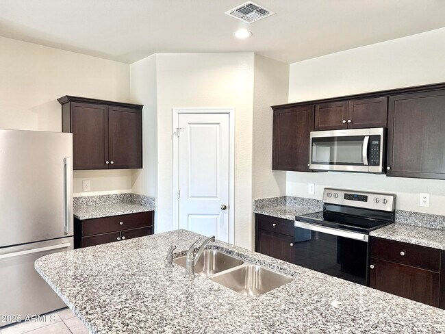 Foto del edificio - 24374 W Wood St
