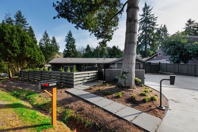 Building Photo - 3Bd/1.75Ba Shoreline House