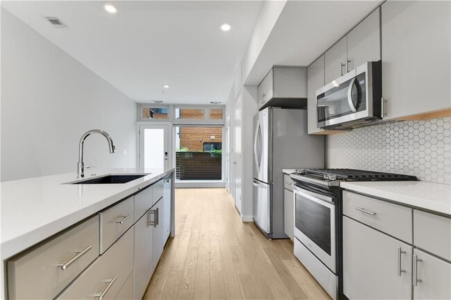 Building Photo - 2002 E 7th St