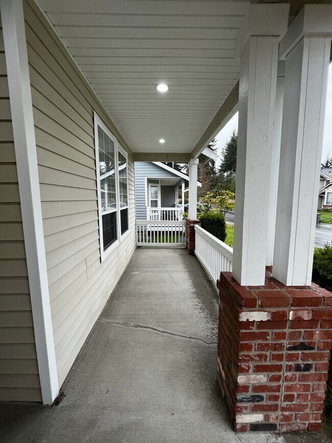 Building Photo - Light and bright home in an excellent loca...