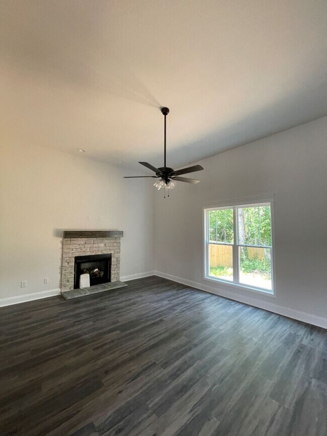 Foto del edificio - 6 bedroom/3 Baths + Bonus room!  Backs up ...