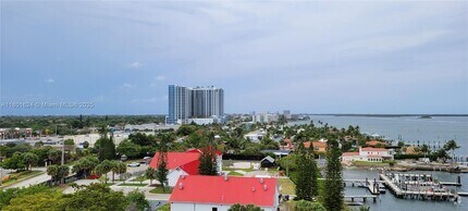Building Photo - 3040 Lake Shore Dr