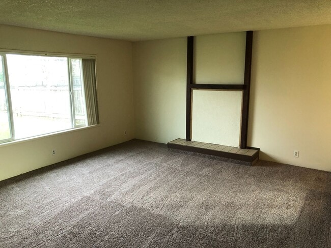 Building Photo - NW Eugene home in cul-de-sac with large yard!