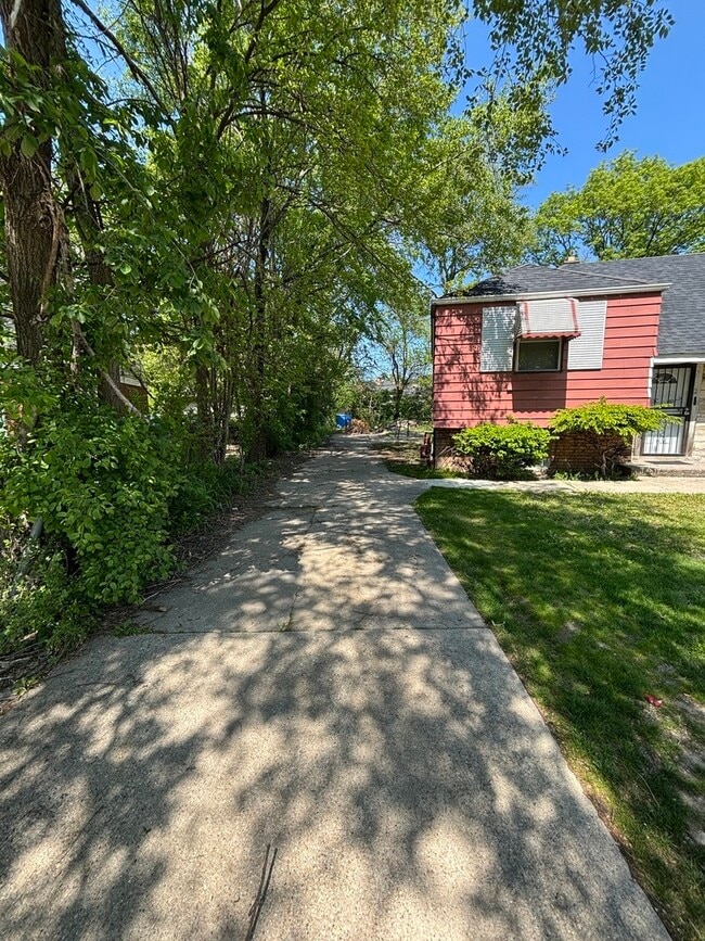 Building Photo - 9713 S Oglesby Ave