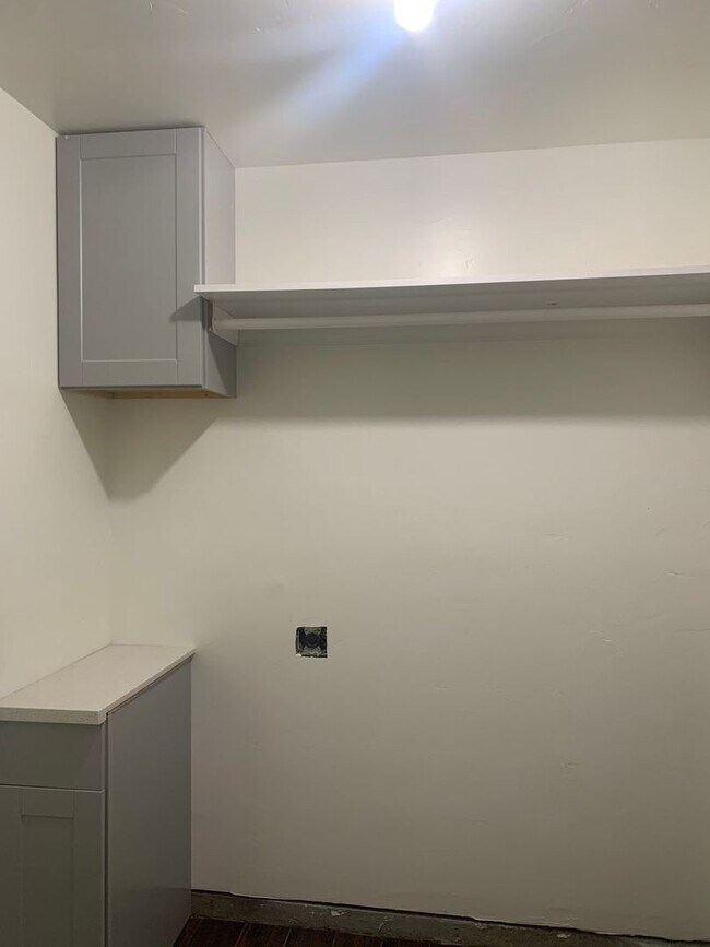Building Photo - Miracle Realty