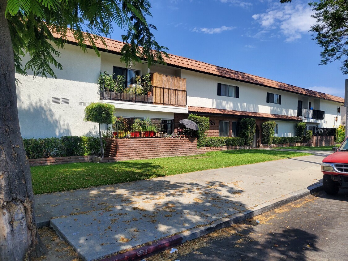 Primary Photo - 6535 Pickering Ave
