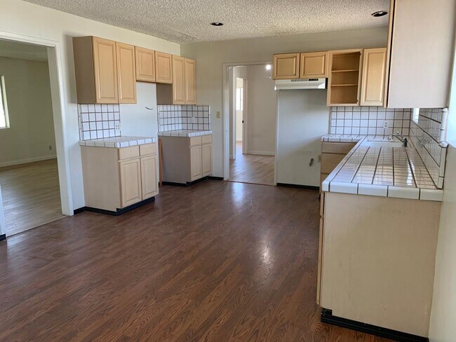 Kitchen - 1144 S Pine St