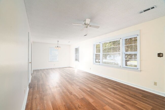 Building Photo - Cozy Living in Goose Creek!