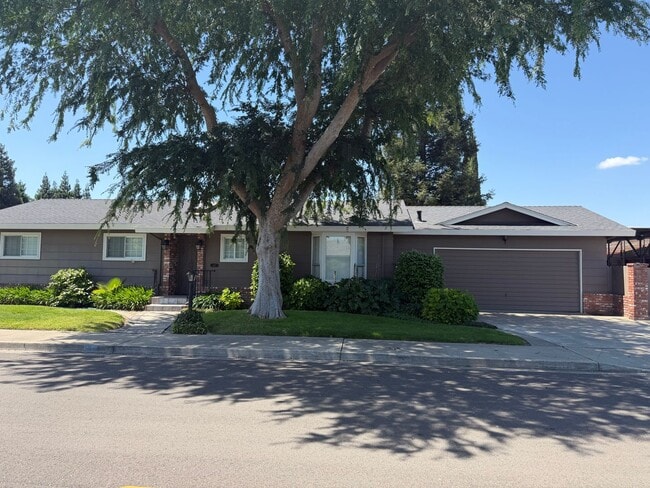 Building Photo - 3 Bedroom 2 bath with Rv Parking