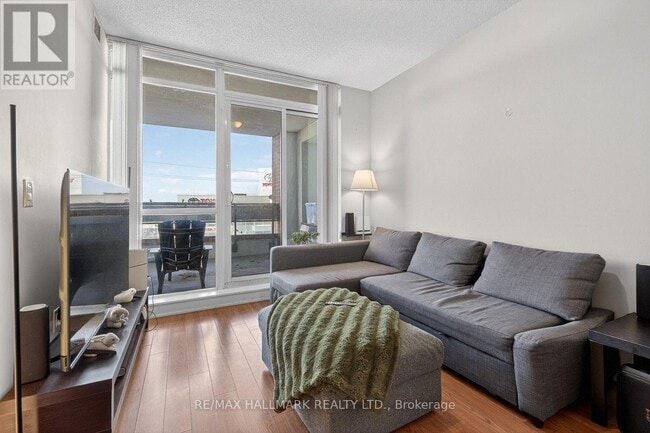 Photo du bâtiment - 830 Lawrence Ave W