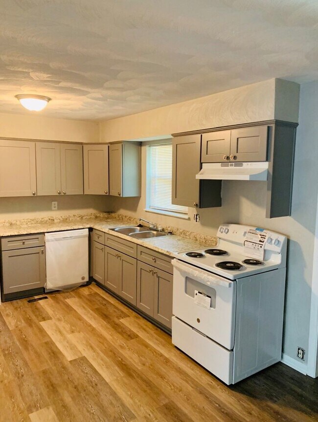Foto del edificio - Beautiful 3 Bedroom 1.5 Bathroom Brick Hom...