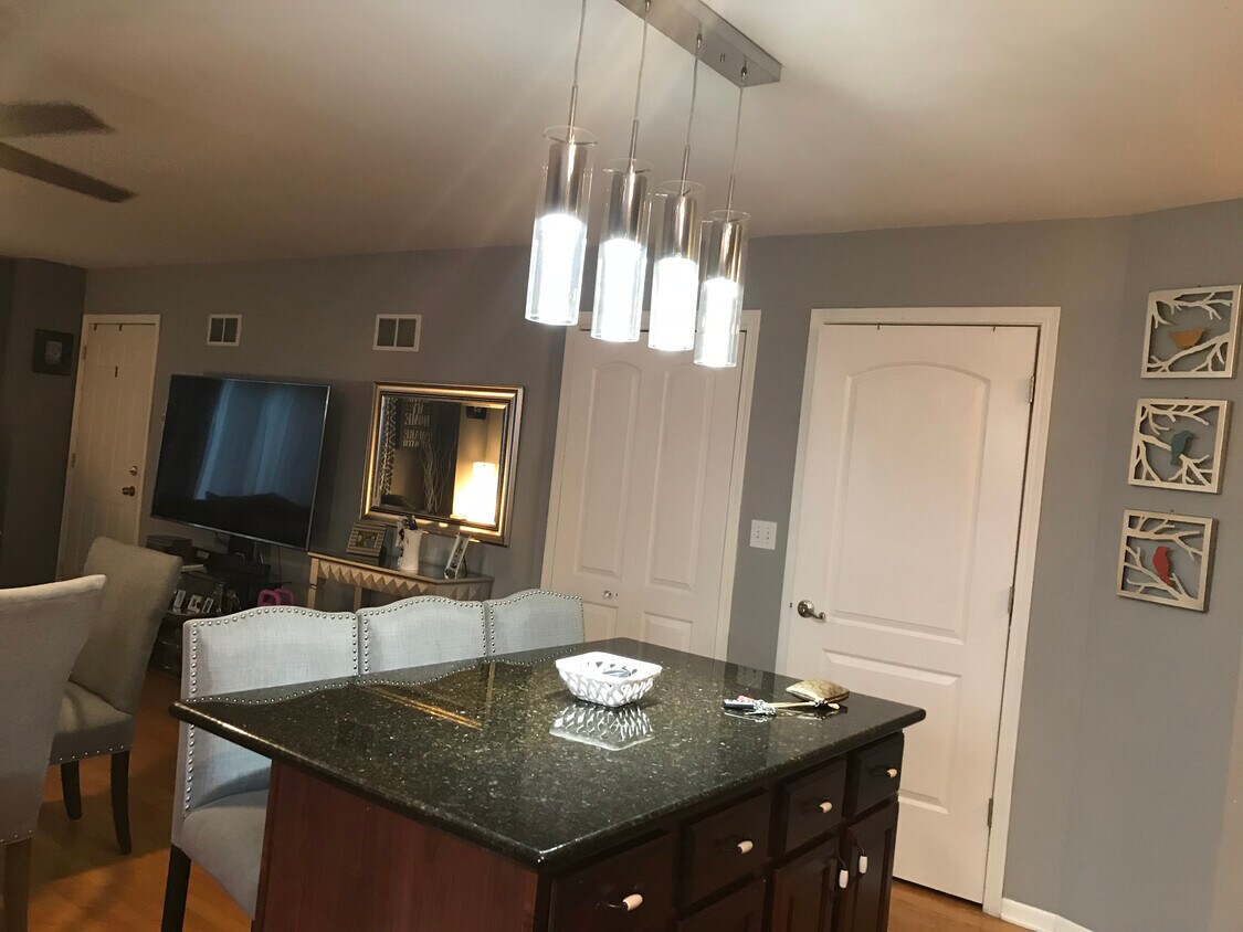 Foto principal - 7423 W Archer Ave