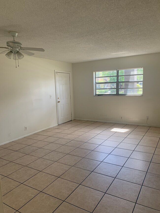 Foto del edificio - 4240 Woodside Dr