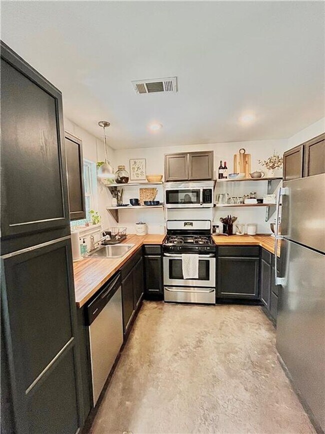 Building Photo - Cozy Home with Deck, Fenced Backyard & Modern Kitchen