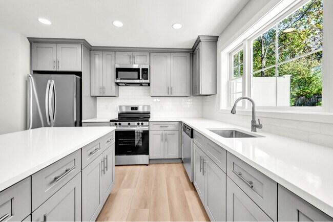 Building Photo - 670 E Main St