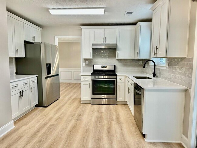 Building Photo - 3295 Northcliff Dr