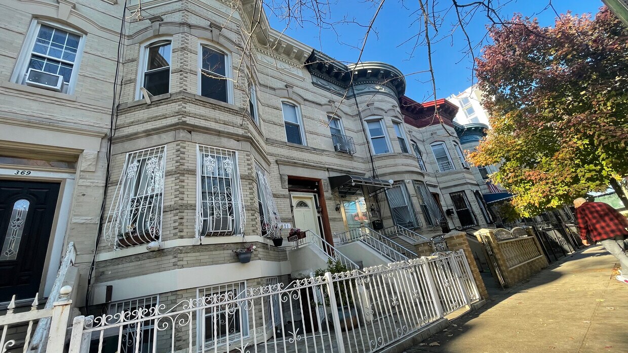 Primary Photo - 371 Weirfield St