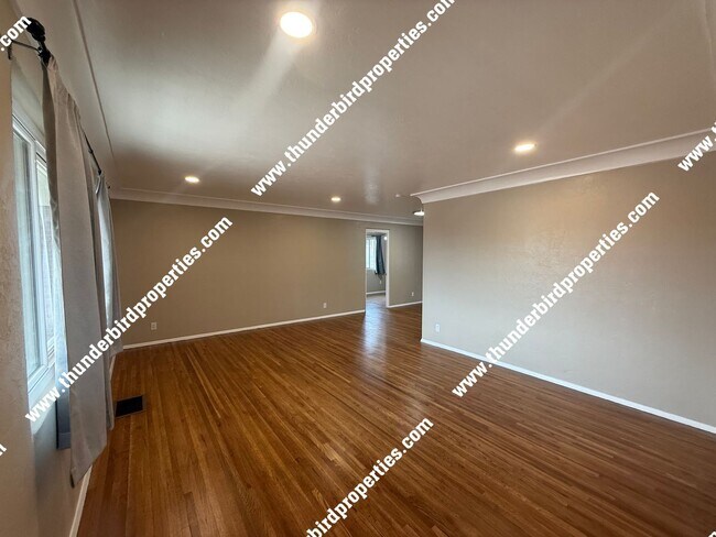 Foto del edificio - Beautifully remodeled Uptown location
