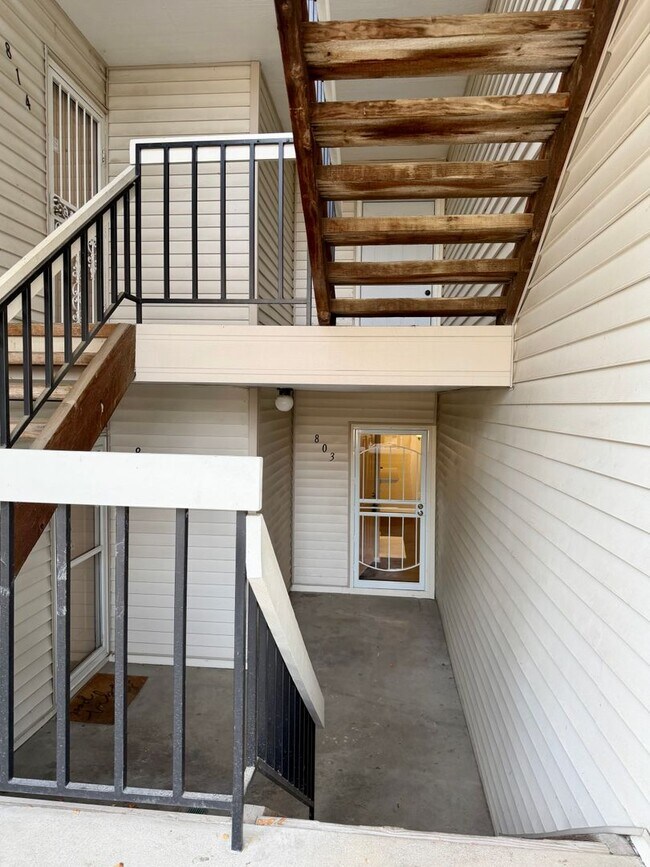 Foto del edificio - Convenient Garden-Level Condo Featuring 1-bedroom and 1-bathroom in Desirable Stoney Creek Commun...