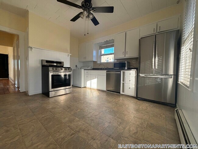 Building Photo - 33 Falcon St