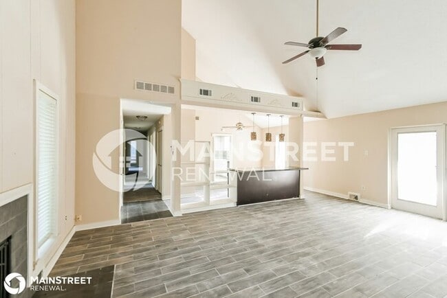 Building Photo - 2524 MacKinnon Dr