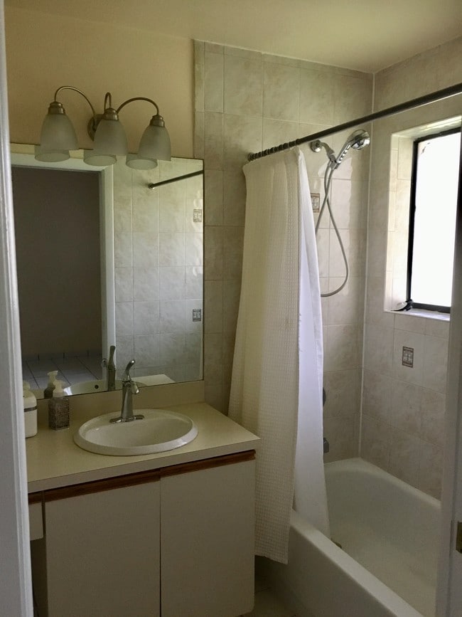 Master Bathroom - 15489 Miami Lakeway N