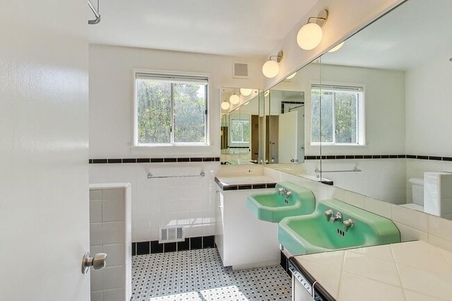 Building Photo - 316 Moraga St