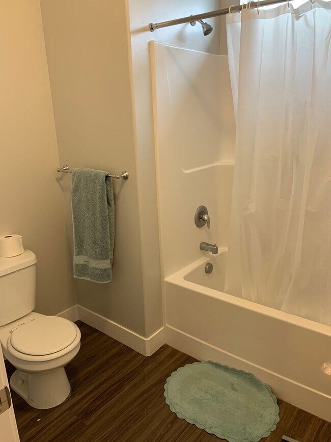 Foto del edificio - Beautiful 3 Bd, 2 Ba Condo with Garage Par...