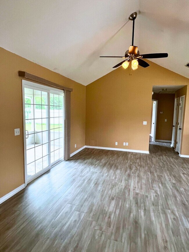 Foto del edificio - 4/2 with fenced in yard!