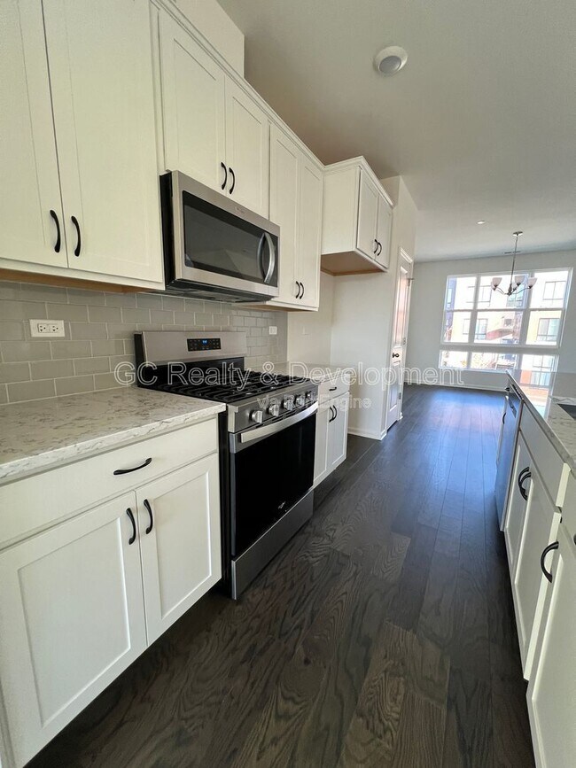 Building Photo - 1265 Lakepointe Dr