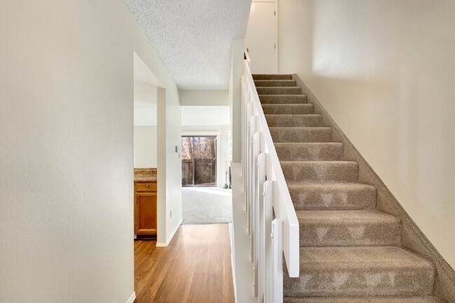 Building Photo - Charming Two-Story Townhome with Finished ...