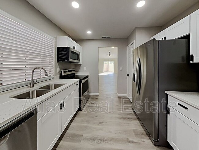 Building Photo - 609 S Danyell Dr