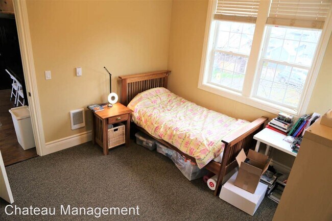 Building Photo - 2 br, 1 bath House - 1660 NW Van Buren Ave. A