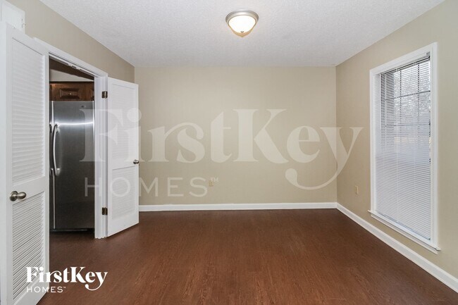 Building Photo - 3333 Summerhill Dr