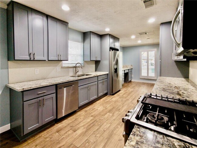 Foto del edificio - 7710 Colony Dr