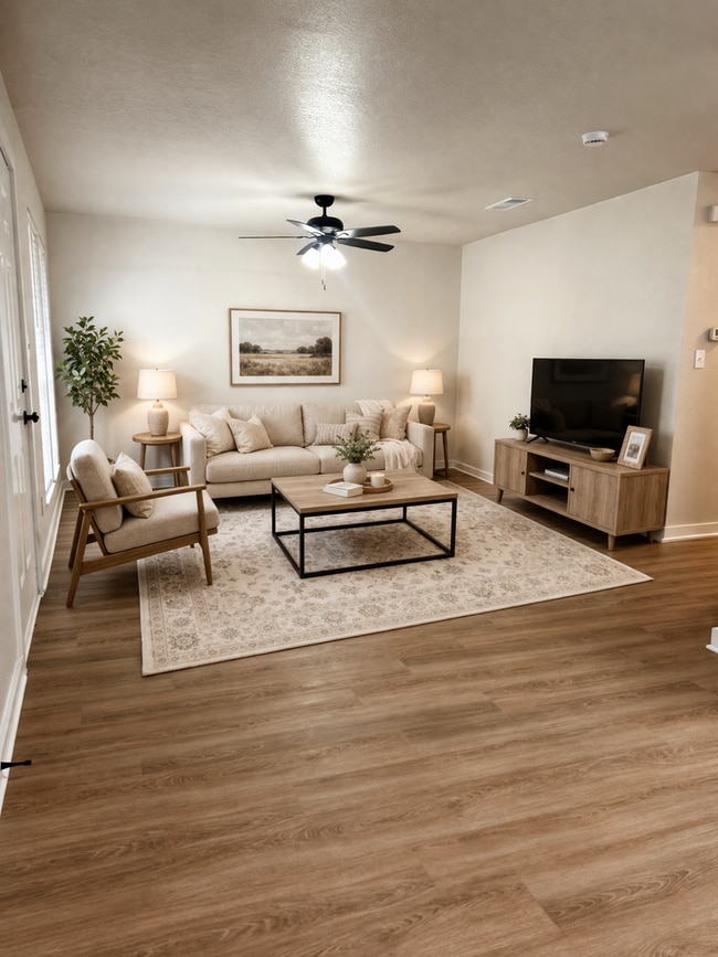 Building Photo - Charming Remodeled Duplex - Move- in READY!