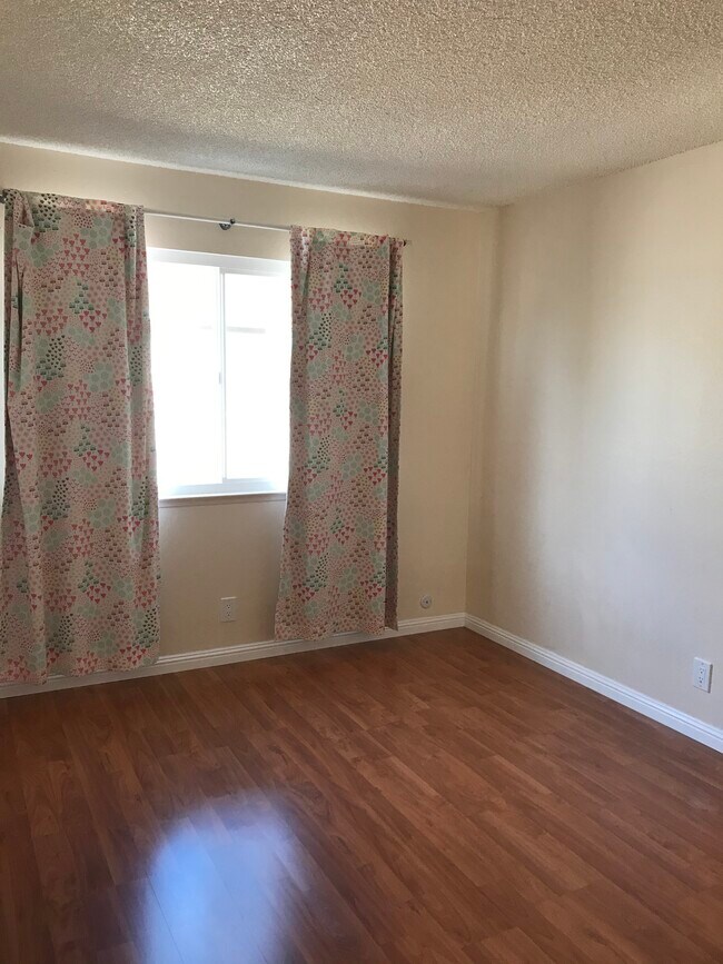 Bedroom 2 - 2454 W Bayshore Rd