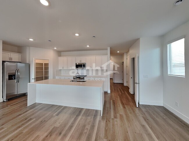 Building Photo - 5879 Vaes Dothrak St