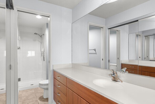 Foto del edificio - Walkable Little Italy Living – 3BR/3BA with Gated Parking