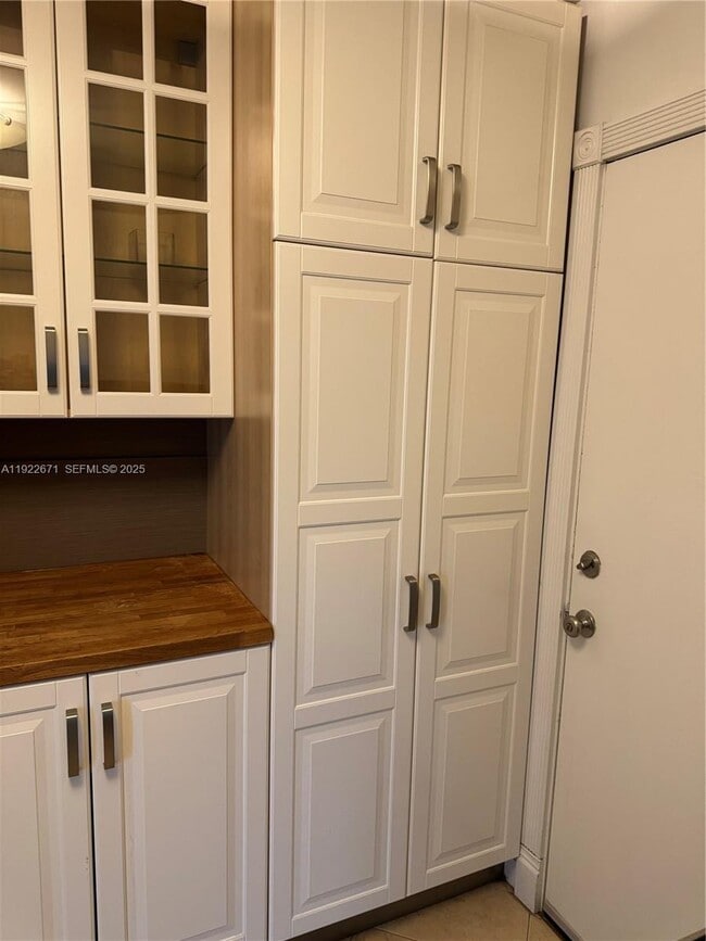 Building Photo - 9500 W Bay Harbor Dr