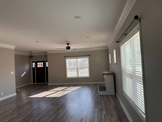 Building Photo - 3 Bedroom 2 Full Bath Home with Unfinished Basement For Rent!