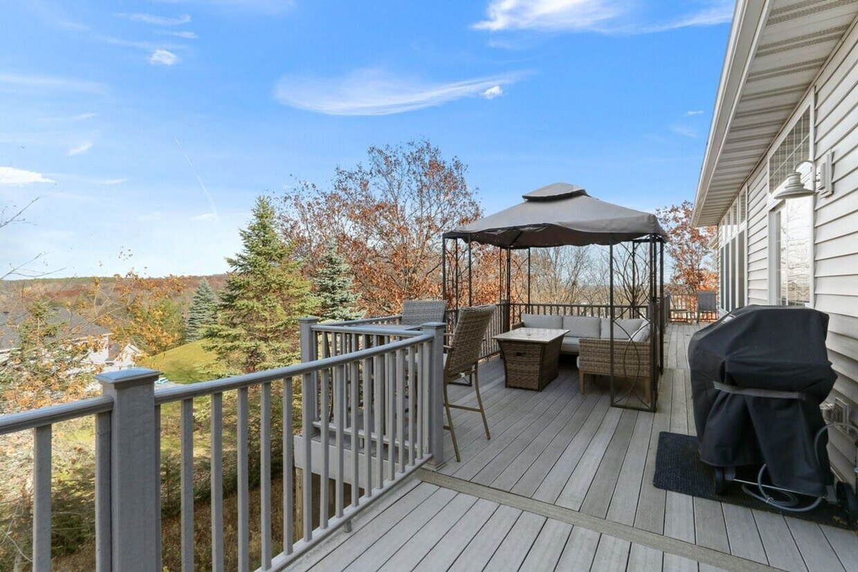 Foto del edificio - Spacious Luxury Lodge with Lake Geneva Access Available for Monthly & Mid-Term Rentals