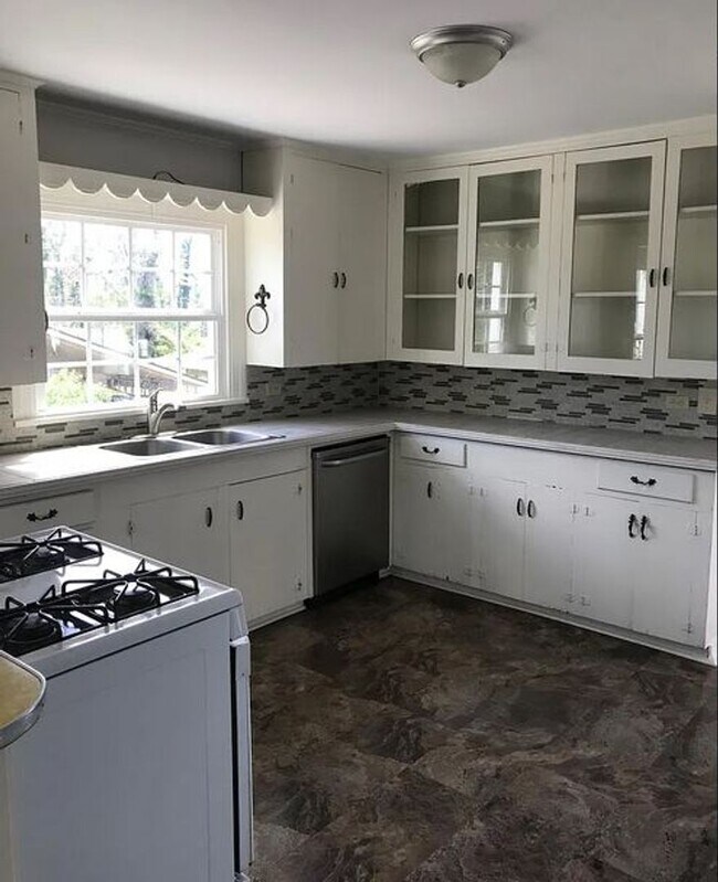 Building Photo - 4/2 & 2/1 - Two Storey Duplex