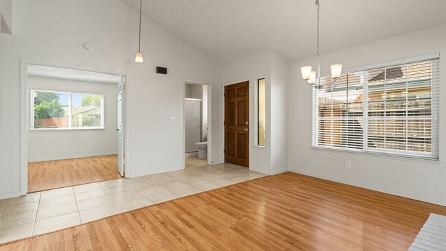 Building Photo - Woodcreek Cutie! 2bedroom 2bathroom