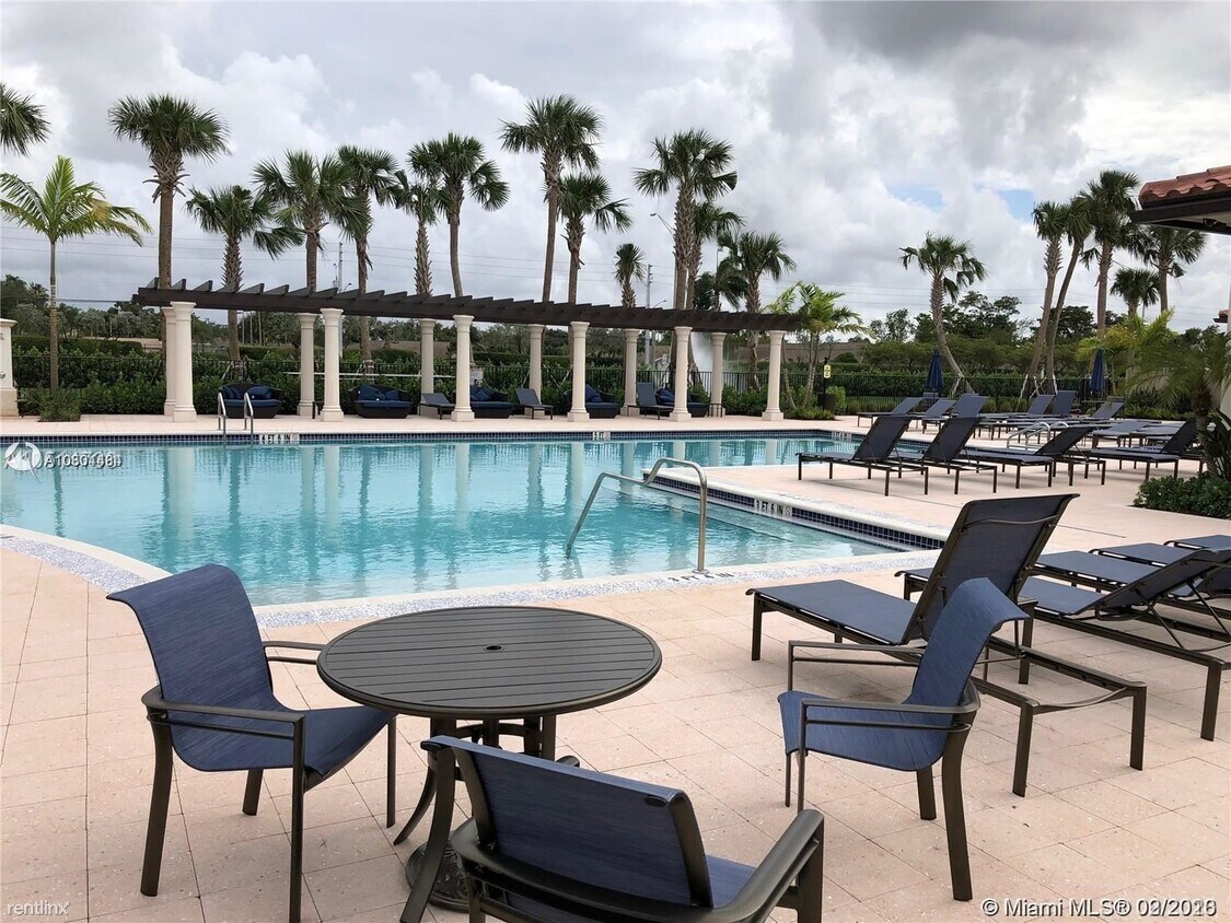 Building Photo - 3 br, 3.5 bath Townhome - 11554 SW 13th Ct