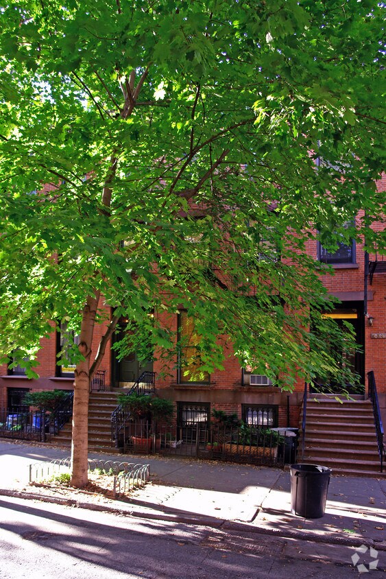 Building Photo - 136 Pacific St