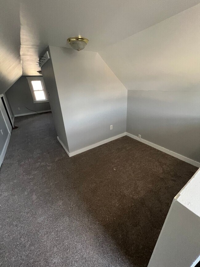 Building Photo - Welcome to your new home! This delightful ...