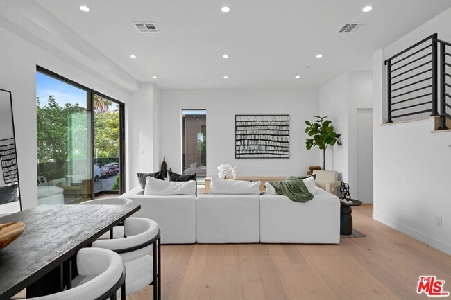 Building Photo - 1426 N Sycamore Ave